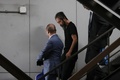 トルコ・イスタンブールから成田空港に到着したフリージャーナリストの安田純平さん（中央、2018年10月25日撮影）。(c)Behrouz MEHRI / AFP