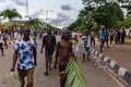 ナイジェリアのラゴスでデモ行進する人たち（2020年10月20日撮影）。(c)Benson Ibeabuchi / AFP