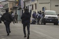 ニカラグアのディリアンバにある聖セバスティアン教会を取り囲む民兵たち。武装したダニエル・オルテガ大統領支持者らが教会に押し入り、ディリアンバに到着していた司祭らを取り囲み、罵倒した（2018年7月9日撮影）。(c)AFP