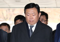 韓国・ソウルで、ソウル中央地裁に到着したロッテグループの辛東彬（日本名：重光昭夫）被告（2017年12月22日撮影）。(c)AFP/YONHAP