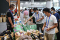 第２８回広州博覧会で農産物ブースを見学する来場者（2020年8月28日撮影）。(c)Xinhua News