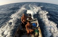マレーシア・トレンガヌ（Terengganu）州セティウ（Setiu）で、魚の音を聞く漁に向かうハルン・ムハマド（Harun Muhammad）さんと息子のズライニ（Zuraini）さん（2014年6月8日撮影）。(c)AFP/MANAN VATSYAYANA