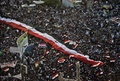 エジプト首都カイロ（Cairo）でデモ集会を開くムハンマド・モルシ（Mohamed Morsi）大統領とイスラム主義組織「ムスリム同胞団（Muslim Brotherhood）」を支持する人々（2013年6月28日撮影）。(c)AFP/KHALED DESOUKI