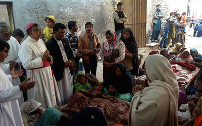 クリスマスイブに密造酒飲んだ住民24人死亡 パキスタン