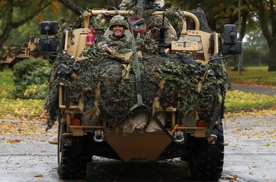 キャサリン皇太子妃、近衛竜騎兵隊を視察