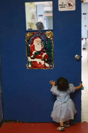 「元気になあれ」、サンタが小さな患者たちを訪問 グアテマラ市