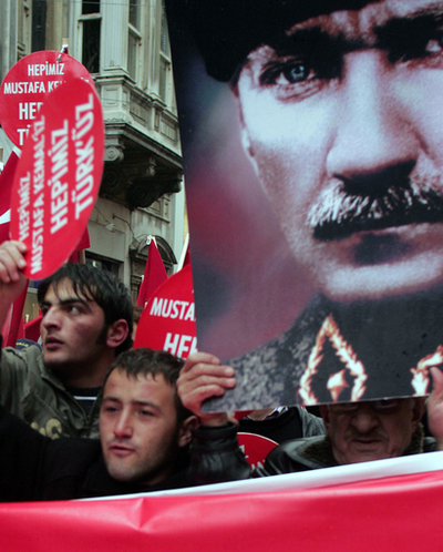 民族主義者らに対する否定的報道に数百人が抗議 - トルコ