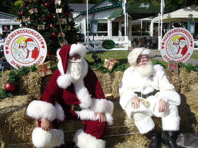 国際サンタ会議、スリムな白サンタに女性の熱い視線