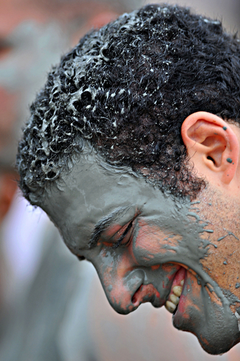 恒例のどろんこ祭り、スキンケア効果もあり？韓国