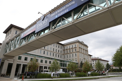 エボラ感染の米国人医師に「回復傾向」、CDC所長