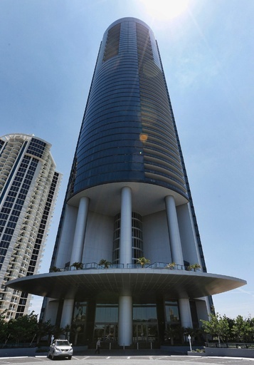 超高級マンションがマイアミに、ガラス張りの車用エレベーターも