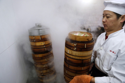 文化遺産「上海小籠包」の名人芸　制作現場を訪問