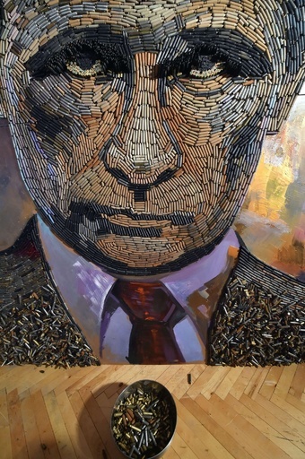 薬きょう5000個でプーチン大統領の肖像画、ウクライナ