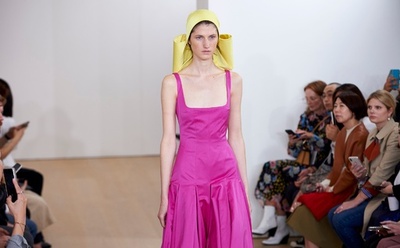 「エミリア・ウィックステッド」19年春夏コレクション発表