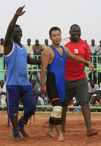 はだしの外交官、スーダンで平和のレスリングに挑戦