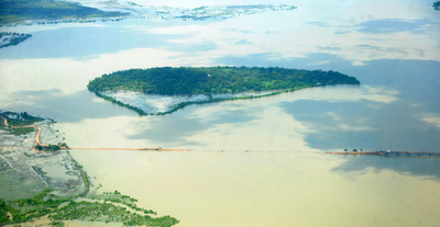 洪水のスリランカ、避難民が地域庁舎に殺到 職員3人負傷か