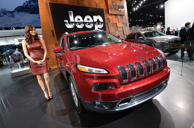 走行中のジープ、ハッキングで乗っ取り成功 修正プログラム配布