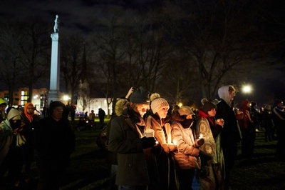  米パレード車突入 負傷の子ども死亡、死者6人に