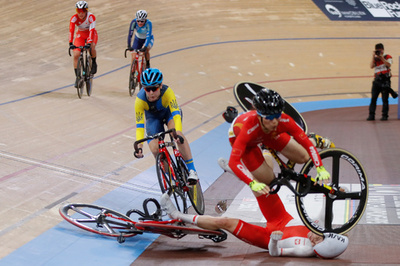 【今日の1枚】檜舞台で衝撃のクラッシュ、自転車女子