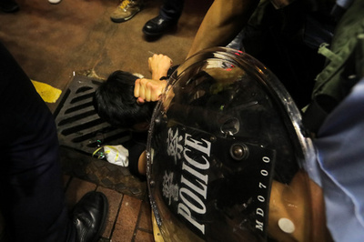 機動隊とデモ隊の衝突で5人逮捕 香港警察