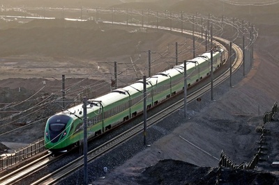 新疆を初めて走る「緑の巨人」 動力強化型の「復興号」