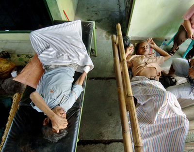 ＜ジャワ島中部地震＞生存者の捜索が続く - インドネシア