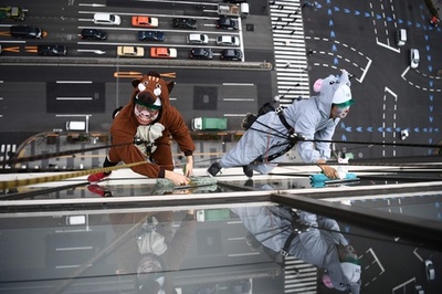 「イノシシ」と「ネズミ」がビルの窓拭き、えとの引き継ぎ 東京