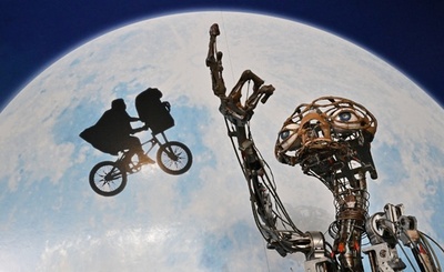 『E.T.』のロボット、3.5億円で落札