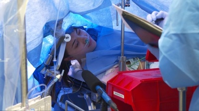 脳外科手術をフェイスブックで生中継、意識保った患者が医師と会話 米病院