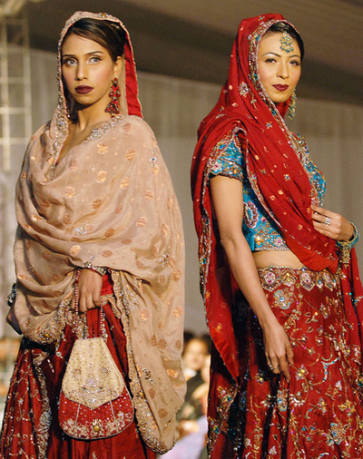 パキスタン北部で地元デザイナーがファッションショー