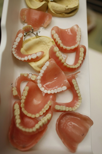 紙製の「入れ歯」が流行、祖先の供養に マレーシア