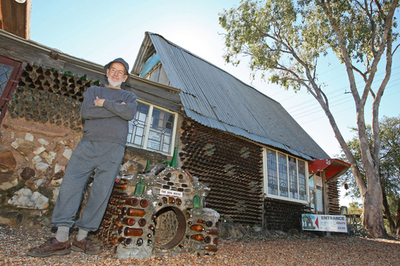 家の素材はビール瓶、集めに集めた5800本