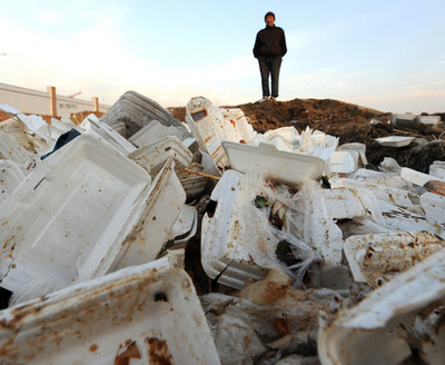 使用済み食品トレーの山、ごみ問題に直面する中国