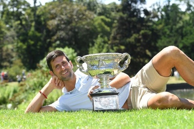 全豪OP制覇のジョコビッチ、メルボルン市内で写真撮影