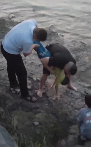 7歳男児が川に転落 散歩していた男性が救助 中国