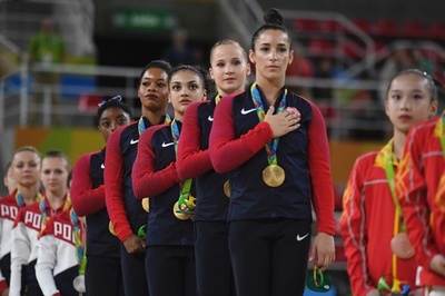 体操女子の米代表、表彰式での「国歌無視」を謝罪
