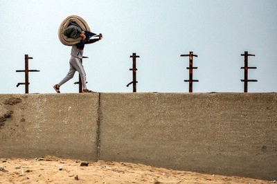 【今日の1枚】寝床を抱えて帰還 パレスチナ自治区