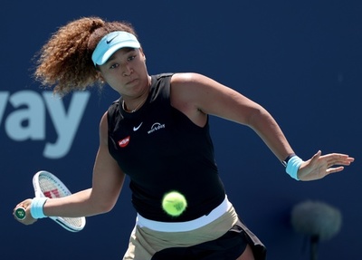 大坂がマイアミOP初戦突破、動きの鈍さ振り払う