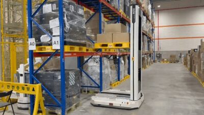 「商品を探し回る必要がない」…韓国・ロボットが動き回る物流センターを訪ねてみた
