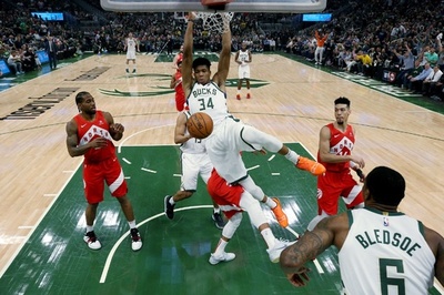 ラプターズ、初のファイナル進出に王手 バックスは崖っぷち