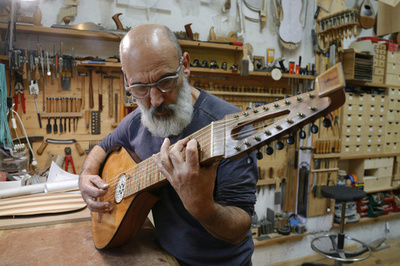 コルシカ島の古楽器「セテラ」 職人の手で再現