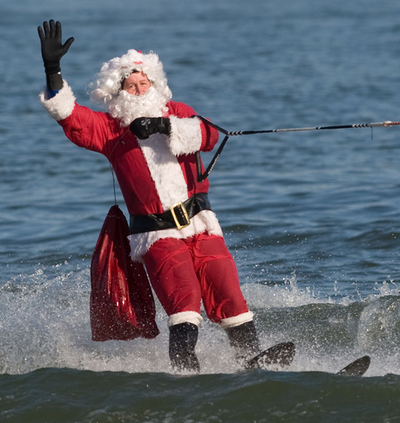 米ポトマック川に今年もあらわる！イブ恒例サンタの水上スキー