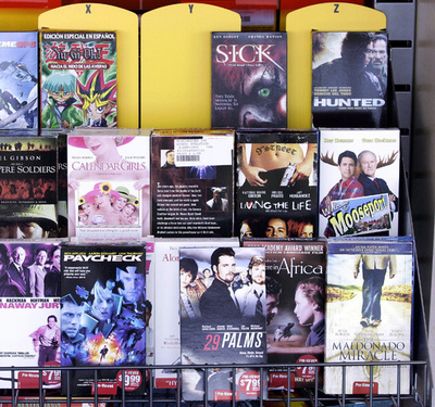 警察署に告訴に行った女性、レンタルビデオ未返却で逮捕 米