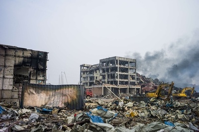 がれきから19歳消防士救出、中国・天津の大規模爆発事故