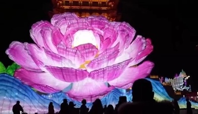 ギネス世界記録の最大の縦型花灯が初公開 中国洛陽