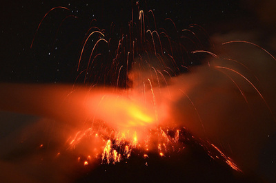 南米トゥングラウア火山が噴火