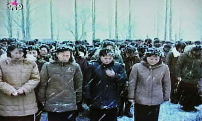 雪の中、「将軍様」の死を嘆く国民 北朝鮮
