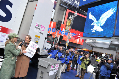 巨大シュレッダーで厄払い、米タイムズ・スクエア