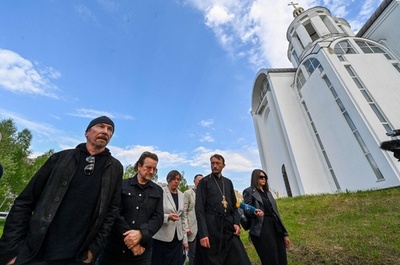 U2ボノさん、ブチャの集団埋葬地を訪問