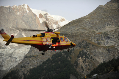 仏モンブランのロープウエー再開、33人が宙づりで一夜過ごす